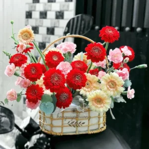 Shop hoa sinh nhật – Giỏ hoa tươi gồm cúc mẫu đơn, đồng tiền, và hồng pastel rực rỡ.