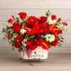 Shop hoa tươi gần đây – Giỏ hoa tươi rực rỡ với tone đỏ nổi bật, được cắm chuyên nghiệp.