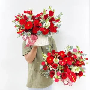 Hai giỏ hoa đỏ rực rỡ từ cửa hàng hoa gần đây – hoa tươi thiết kế sang trọng, phù hợp tặng dịp đặc biệt