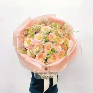 Bó hoa sinh nhật tông hồng pastel dịu dàng, giao từ shop hoa sinh nhật gần đây.
