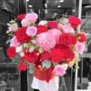 Giỏ hoa rực rỡ từ tiệm hoa tươi giao liền với sắc đỏ, hồng, tím, cắm tay đang được giao hàng.