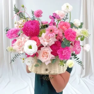Giỏ hoa tươi rực rỡ với hoa mẫu đơn, hồng pastel, đồng tiền và cát tường, gợi ý lý tưởng cho ai muốn mua hoa tươi gần đây.