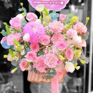 Tiệm hoa Quận 10 – Giỏ hoa tone hồng pastel giao tận nơi tại TP.HCM