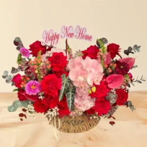 Giỏ hoa chúc mừng tông đỏ hồng nổi bật, cắm trong giỏ mây sang trọng