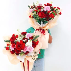 Bó hoa tươi được gói thủ công tại shop hoa handmade gần đây, nổi bật với sắc đỏ hồng rực rỡ.
