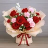 Bó hoa đỏ hồng tại shop hoa handmade gần đây, thiết kế sang trọng, tinh tế.