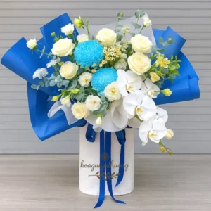 Bó hoa nhập khẩu sang trọng với hoa lan trắng, hồng Ecuador và cẩm tú cầu xanh – hoa nhập khẩu gần đây được yêu thích