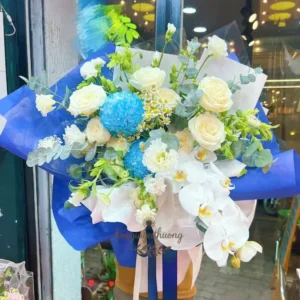 Bó hoa nhập khẩu gần đây sang trọng với cẩm tú cầu xanh, hồng Ecuador và lan trắng – thiết kế nổi bật và tinh tế