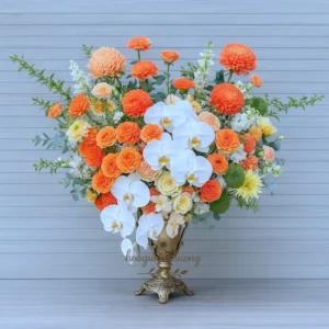 Lẵng hoa mini thiết kế nổi bật với hoa lan trắng và cúc mẫu đơn tại tiệm hoa mini gần đây – kiểu dáng nhỏ gọn, sang trọng