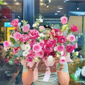 Giỏ hoa hồng đỏ hồng pastel được thiết kế riêng, sang trọng tại tiệm hoa thiết kế riêng gần đây