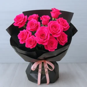 Bó hoa hồng tươi nổi bật được gói giấy sang trọng từ shop hoa uy tín gần đây