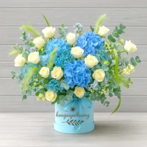 Giỏ hoa xanh – trắng tinh tế với hoa hồng và cẩm tú cầu, đại diện cho địa chỉ shop hoa gần đây uy tín.