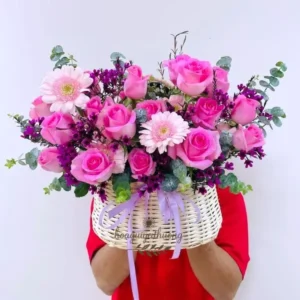 Giỏ hoa tươi 24h gần đây rực rỡ sắc hồng tím – giao nhanh nội thành