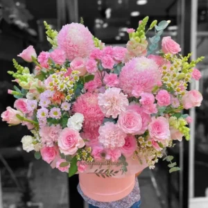 Lẵng hoa tone hồng sang trọng – dịch vụ đặt hoa nhanh gần tôi tại TP.HCM.