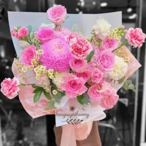 Bó hoa tone hồng pastel được chuẩn bị bởi shop hoa gần tôi nhất – Hoa Gửi Yêu Thương, giao tận nơi.