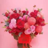 Giỏ hoa tông đỏ rực rỡ đặt tại địa chỉ tiệm hoa gần nhất, thích hợp tặng người thân, sếp hoặc đối tác