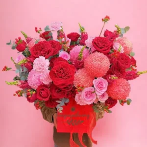 Giỏ hoa tông đỏ rực rỡ đặt tại địa chỉ tiệm hoa gần nhất, thích hợp tặng người thân, sếp hoặc đối tác