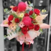 Bó hoa đỏ rực kết hợp hồng pastel – lựa chọn lý tưởng khi cần mua hoa gần đây