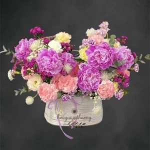 Lẵng hoa tone tím pastel nổi bật từ tiệm hoa gần đây giá rẻ – Hoa Gửi Yêu Thương