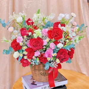 Giỏ hoa tươi rực rỡ tại tiệm hoa gần đây có giao hàng tận nơi