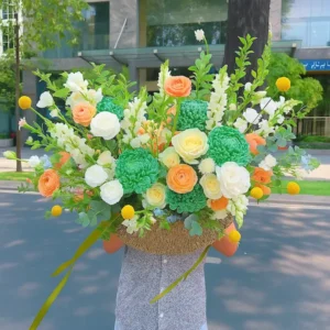 Giỏ hoa tươi đẹp rực rỡ được chụp ngoài trời, mẫu hoa giao nhanh tại TP.HCM từ shop bán hoa tươi giao nhanh – Hoa Gửi Yêu Thương.