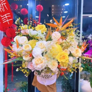 Giỏ hoa tươi phối vàng trắng sang trọng, thích hợp cho shop hoa tươi có freeship