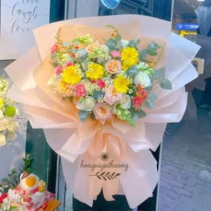 Bó hoa tươi rực rỡ được thiết kế bởi shop hoa tươi đẹp Hoa Gửi Yêu Thương tại TP.HCM, thích hợp làm quà tặng sinh nhật và dịp đặc biệt.