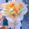 Bó hoa tươi handmade tone cam vàng nổi bật, được thiết kế tại shop hoa tươi handmade Hoa Gửi Yêu Thương – lựa chọn tinh tế cho mọi dịp tặng hoa.