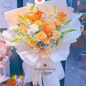 Bó hoa tươi handmade tone cam vàng nổi bật, được thiết kế tại shop hoa tươi handmade Hoa Gửi Yêu Thương – lựa chọn tinh tế cho mọi dịp tặng hoa.