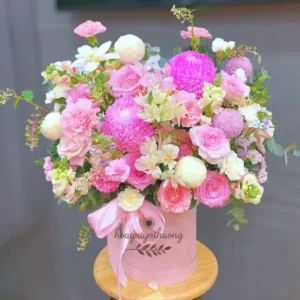 Mẫu hoa sinh nhật tone hồng phấn nổi bật tại shop hoa tươi sinh nhật Hoa Gửi Yêu Thương – lựa chọn hoàn hảo để gửi lời chúc ngọt ngào.
